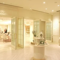 ウェルカムドリンクやデザートビュッフェをいただく場所です。
