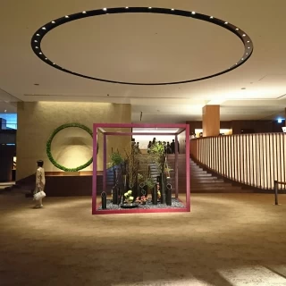 ロビーです。中央と左のモニュメントの前で写真を撮りました。