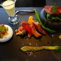 コース料理をまとめたプレート