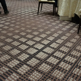 床は絨毯で落ち着きがあります。