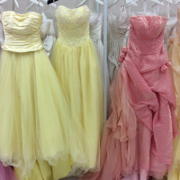 黄やピンクの可愛いドレスです。