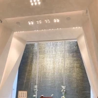 滝水がキラキラ光って綺麗です。