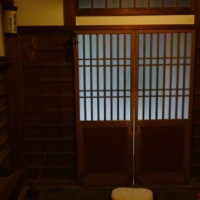 菊花荘の玄関の内側。下駄箱があります。