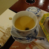 茶碗蒸しとお品書き。お品書きには金色で菊花荘が描かれている。