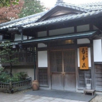 菊花荘正面玄関。歴史を感じます。