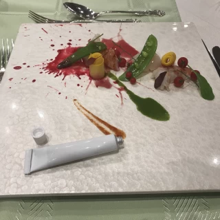 シェフの美的センスに心惹かれる前菜