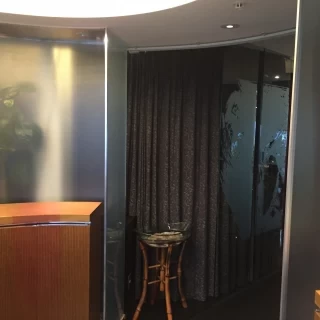 会場に入る手前の踊り場。ここに写真やアイテムを置くことも可能