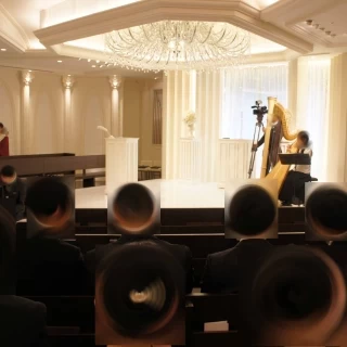 明るい祭壇が印象的