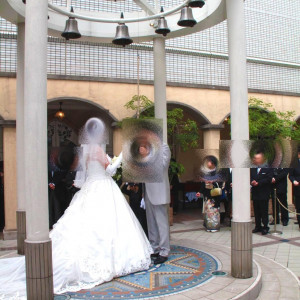 中庭で幸せのベルを鳴らします。|478917さんのANAクラウンプラザホテル大阪の写真(541239)