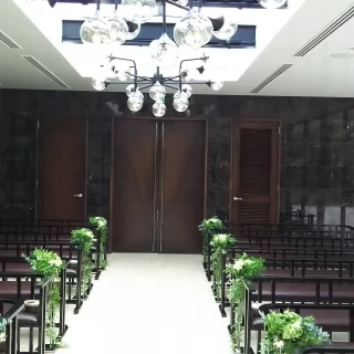 ガラス張りで庭の緑が映えます。