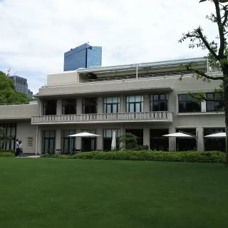 庭からの会場の全体写真です。