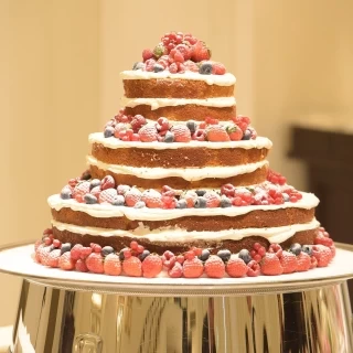 チョコレートでカラードリップ前のケーキ