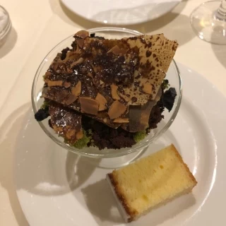 デザートはとてもおいしく甘い物とコーヒー？の苦さがある物♡