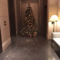 エレベーター前。12月限定のクリスマスリース