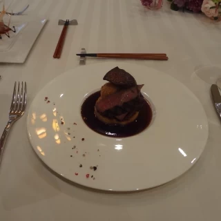試食の肉料理。見た目よりボリュームがありました。
