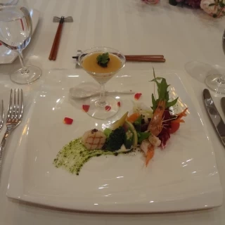 試食の前菜。見た目に華やかになるよう配慮されているそうです。