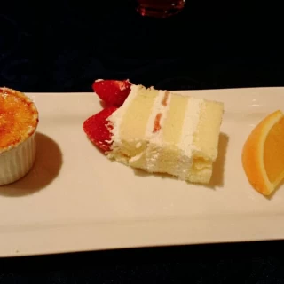 ケーキとブリュレ、フルーツの盛り合わせ。ケーキがしっとり。
