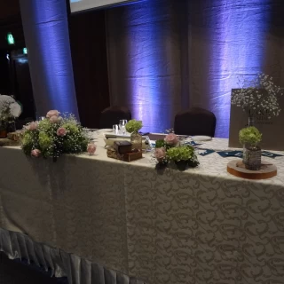 琵琶湖をイメージした青色の披露宴会場。