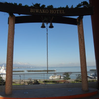 琵琶湖が一望できる鐘。集合写真とブーケトスができます。