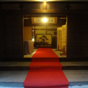 布がしかれているため、日本家屋ですが靴を脱がず入れます。|479164さんの京都洛東迎賓館の写真(497581)
