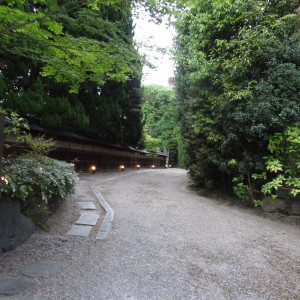 門から館までの道が長い！非日常感を演出しています。|479164さんの京都洛東迎賓館の写真(497578)