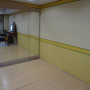 通常のブライズルーム内の支度スペース。シンプルですが十分。|479164さんのANAクラウンプラザホテル京都の写真(497702)