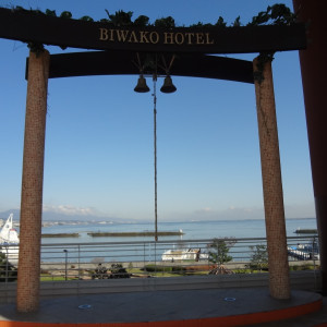 琵琶湖が一望できる鐘。集合写真とブーケトスができます。|479164さんの琵琶湖ホテルの写真(497844)