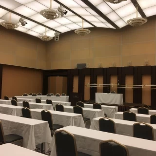 会議仕様でしたが天井の高さはこのくらいでした。