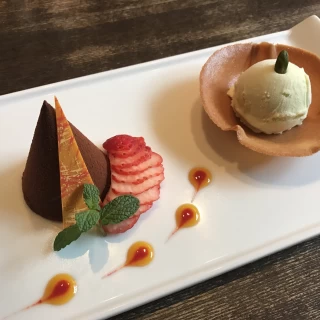 フランス産ショコラムースとピスタチオアイス