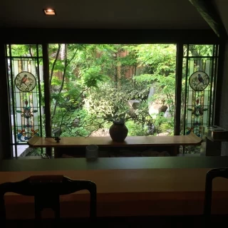 待合室は少し暗めですが落ち着いた雰囲気でした。