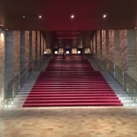 大階段は赤い敷物が素敵です。