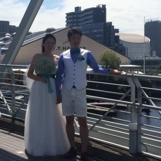 橋の上で会場をバックに撮影しました。