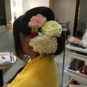 併設の美容室にて。
造花のお花を付けて貰いました。|479817さんの湯本富士屋ホテルの写真(650818)