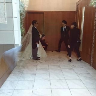 父とチャペルに入る前です。