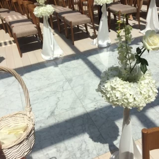 何色のお花でも映えそうな、素敵な式場です