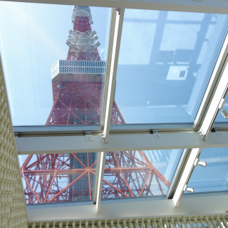 天井から自然光が入り、東京タワーがみえます