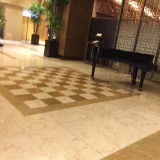 見えずらいですが木造のチャペルです。ロビーの一角にあります。