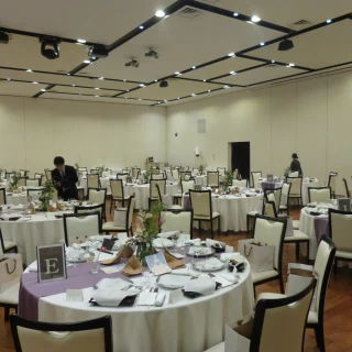 白を基調とした会場です