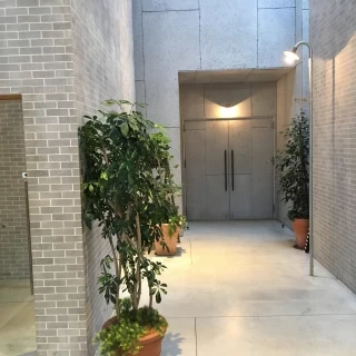 待合スペースから披露宴会場入り口