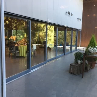 披露宴会場にはプール側からも入場できます