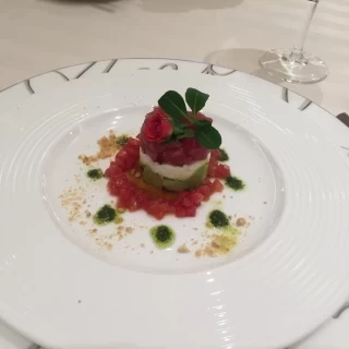 前菜です。食用の薔薇がのっています。