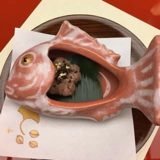 鯛の器に入った赤飯です。