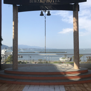 挙式の後に鐘を鳴らせます。バルーンリリースも可能です。|481142さんの琵琶湖ホテルの写真(535635)