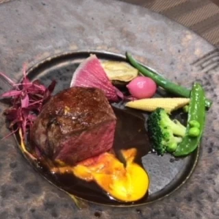 メインのお肉料理。付け合わせもおいしいです。