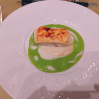魚料理は周りの緑のソースが美味しかったです。