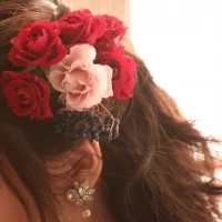 お色直しのヘアパーツは生花をお願いしました