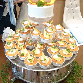 ケーキカットは上のケーキで下のカップケーキが配られました