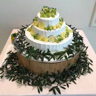 会場のお花とぴったりのウェディングケーキ。