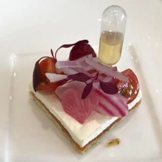 前菜。スポイトに入ったはちみつをかけます。