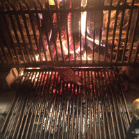 暖炉で焼くお肉をゲストに振る舞うことができます。